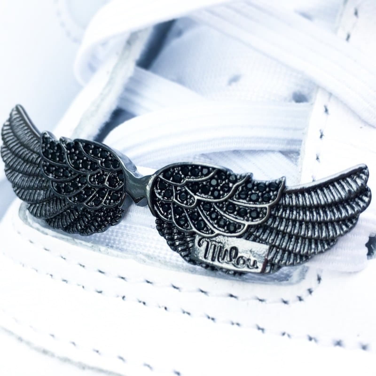 Milouwings Schuhflügel Sparkle Edition in Black Edition an weißen Sneakern