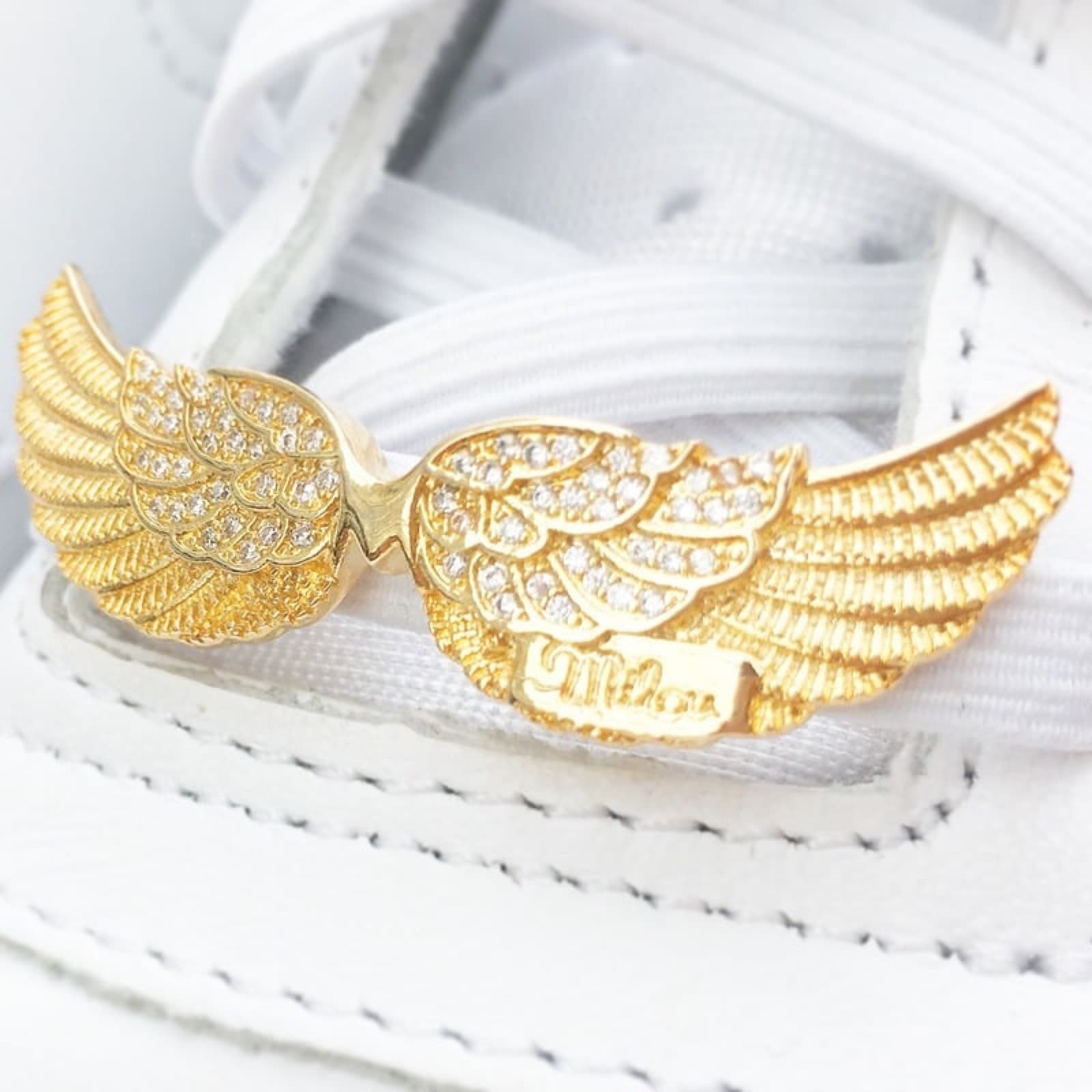 Milouwings Schuhflügel Sparkle Edition in Gold im Sonnenlicht
